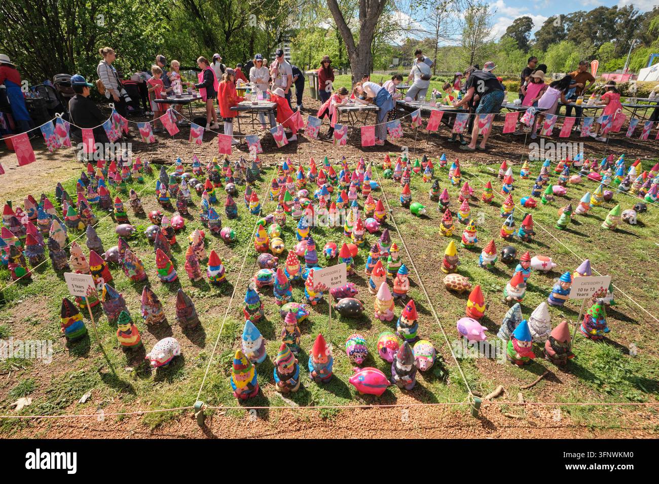 Esposizione di figurine. A Gnomesville, dove le persone possono dipingere il proprio gnomo. Alla Floriade, la festa annuale dei fiori e dei tulipani a Canberra, in Australia. Foto Stock