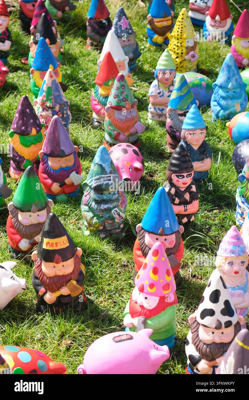 Esposizione di figurine. A Gnomesville, dove le persone possono dipingere il proprio gnomo. Alla Floriade, la festa annuale dei fiori e dei tulipani a Canberra, in Australia. Foto Stock