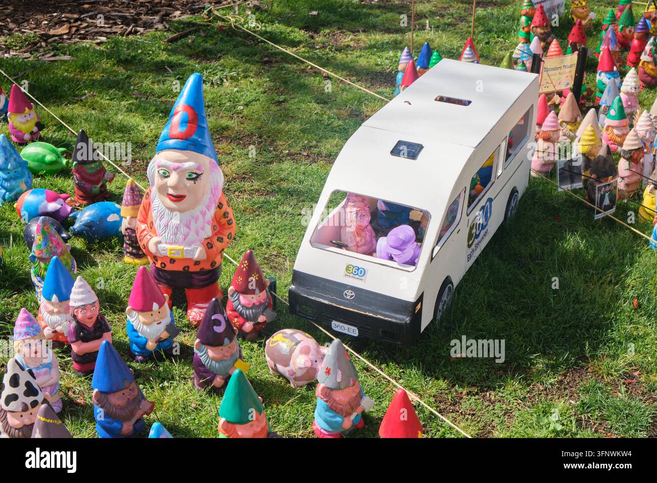 Esposizione di figurine. A Gnomesville, dove le persone possono dipingere il proprio gnomo. Alla Floriade, la festa annuale dei fiori e dei tulipani a Canberra, in Australia. Foto Stock
