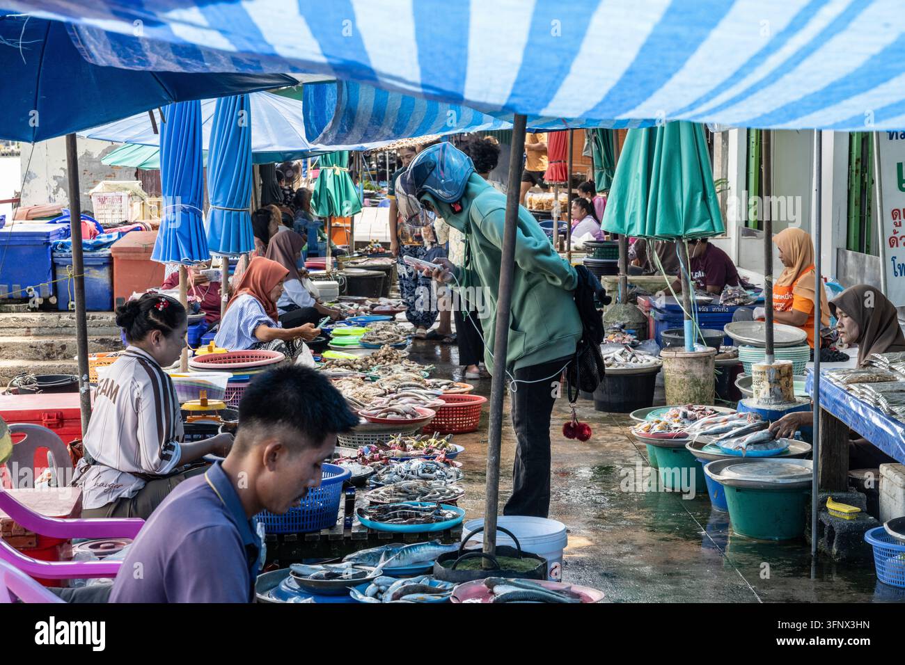 Pak Phanang. Thailandia. 1° settembre 2026. Locali che fanno la spesa nel popolare mercato del pesce all'imboccatura del fiume Pak Phanang, la pesca è una grande parte della Foto Stock