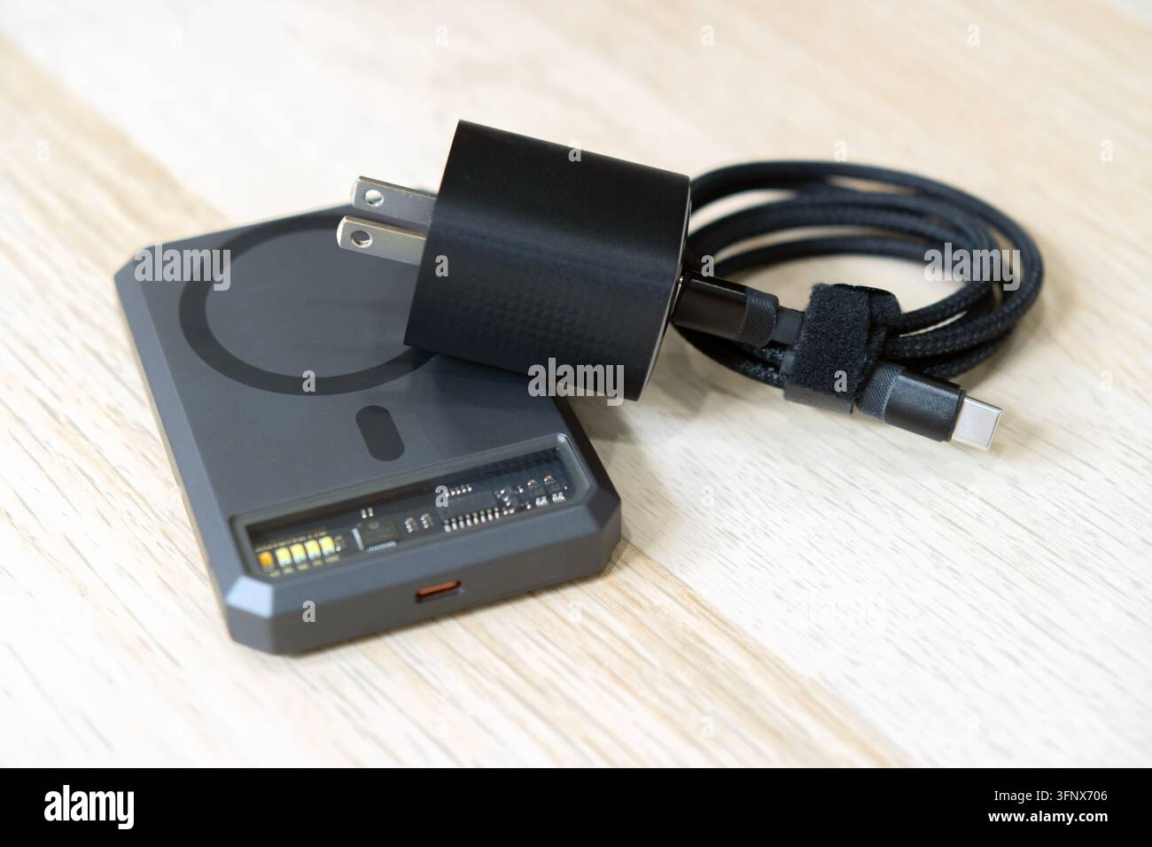 Set di accessori per la ricarica di smartphone, inclusi una power bank senza fili, un adattatore caricatore da parete e un cavo di ricarica. Foto Stock