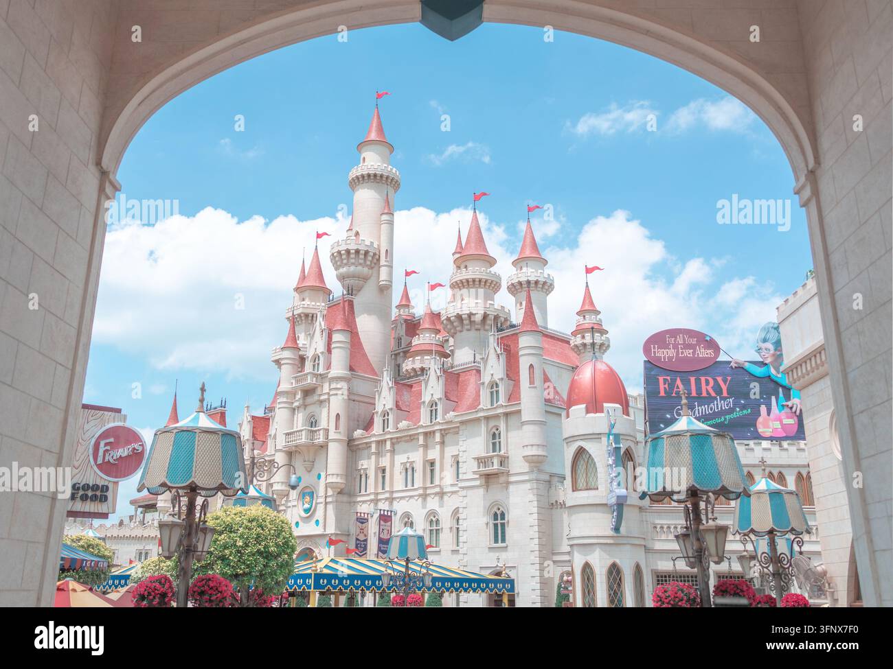 Castello Lontano incorniciato da un arco agli Universal Studios Singapore, Resorts World Sentosa, Singapore. Foto Stock