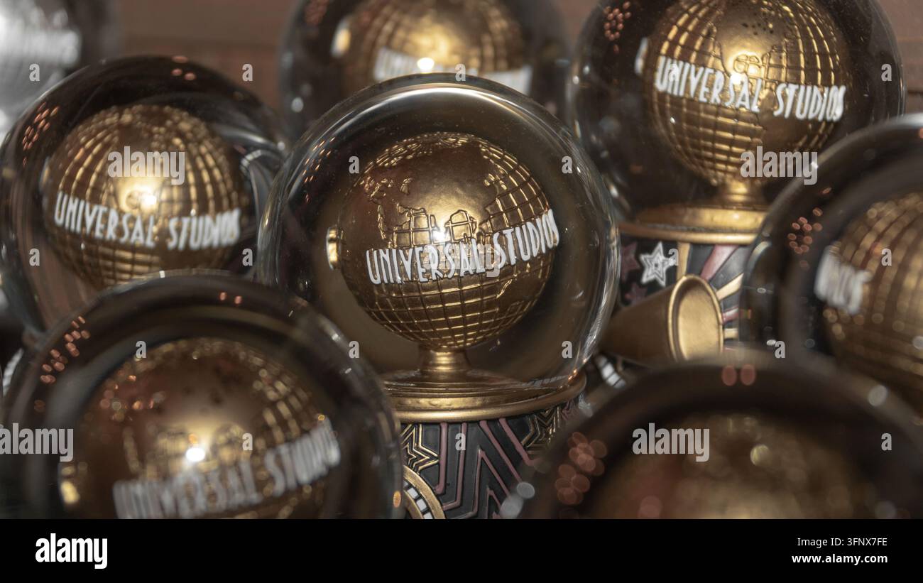 Souvenir globo degli Universal Studios esposti in un negozio degli Universal Studios Singapore, Sentosa, Singapore. Foto Stock