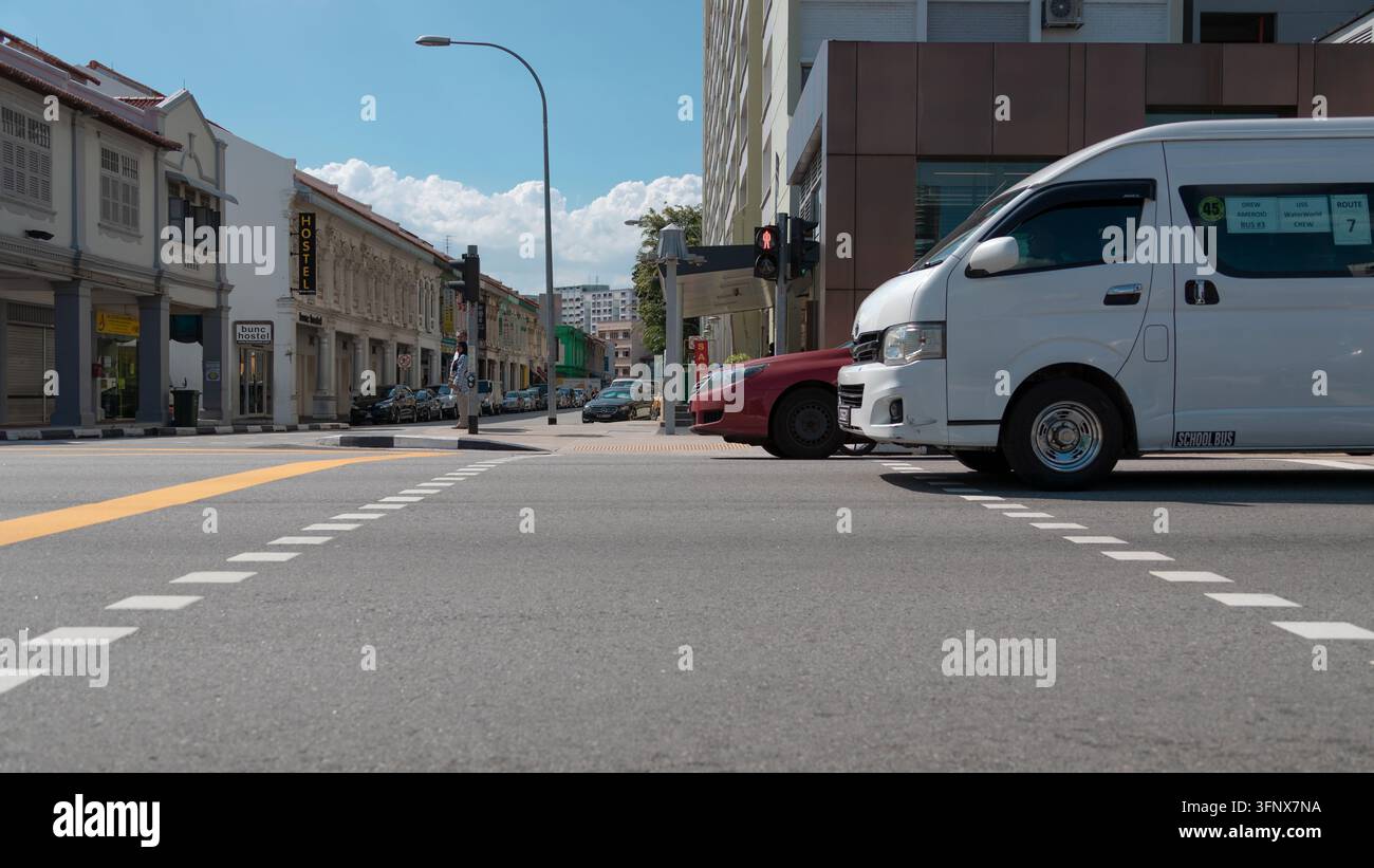 Traffico e negozi accanto al Bunc Hostel su Upper Weld Road a Little India, Singapore. Foto Stock