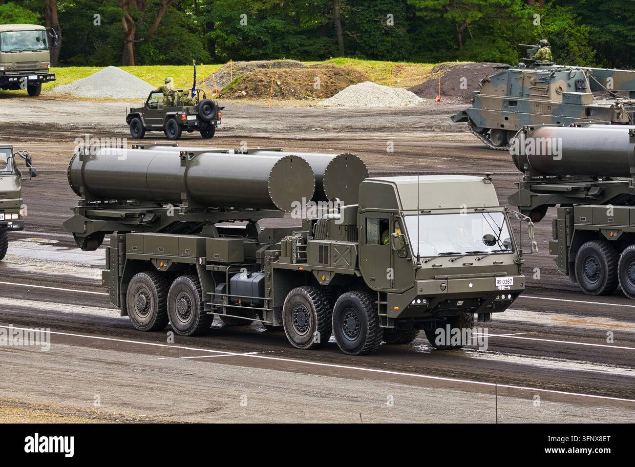 Forza di difesa terrestre giapponese Tipo 25 Hyper Velocity Gliding Projectile (HVGP) TEL in una parata di revisione, vista frontale a tre quarti Foto Stock