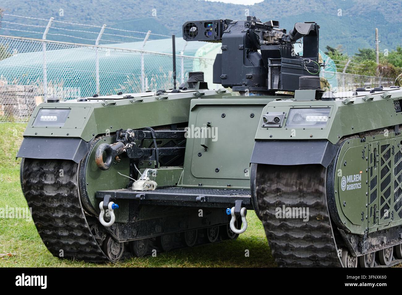 Veicolo terrestre senza equipaggio THeMIS di Milrem Robotics delle forze di autodifesa terrestri giapponesi durante la prova operativa Foto Stock