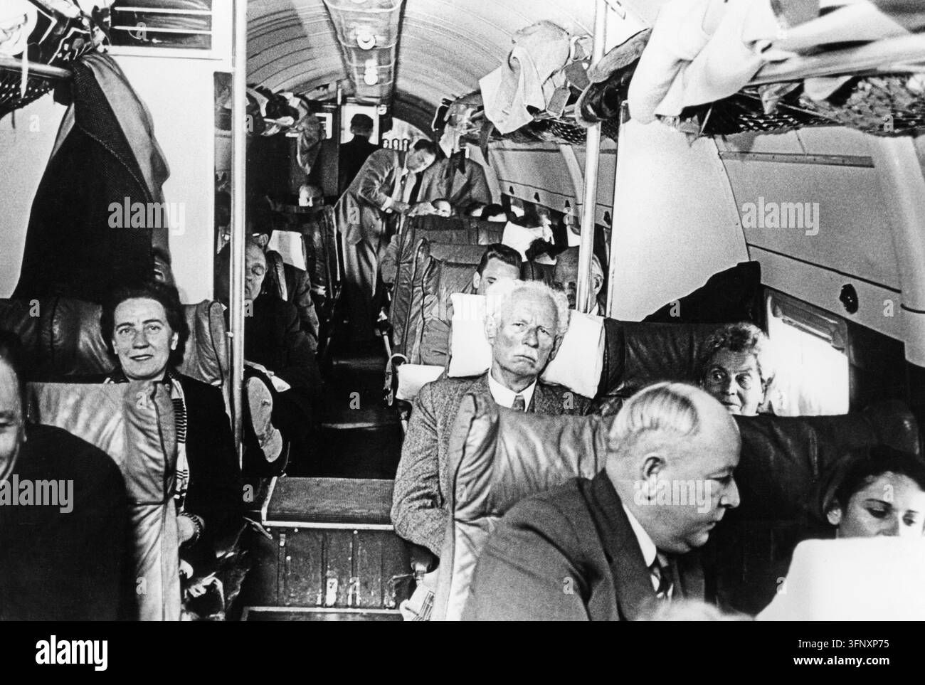 I passeggeri stanno volando a Maiorca su un volo charter. [traduzione automatizzata] Foto Stock