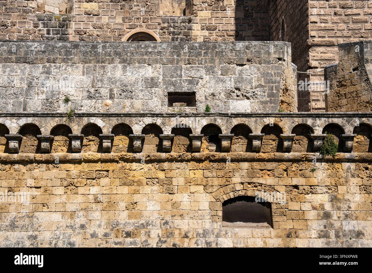 Muro del XVI secolo con mensole decorative sotto il nucleo massiccio di epoca sveva del Castello di Bari, Bari, Puglia, Italia Foto Stock