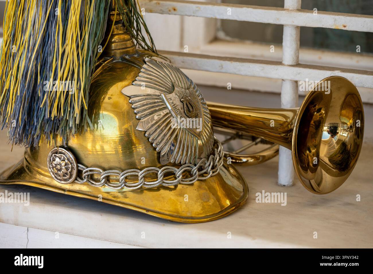 Casco e tromba di un musicante di banda militare lasciati su un davanzale durante una parata musicale militare nella città di Zacinto, Grecia. Foto Stock