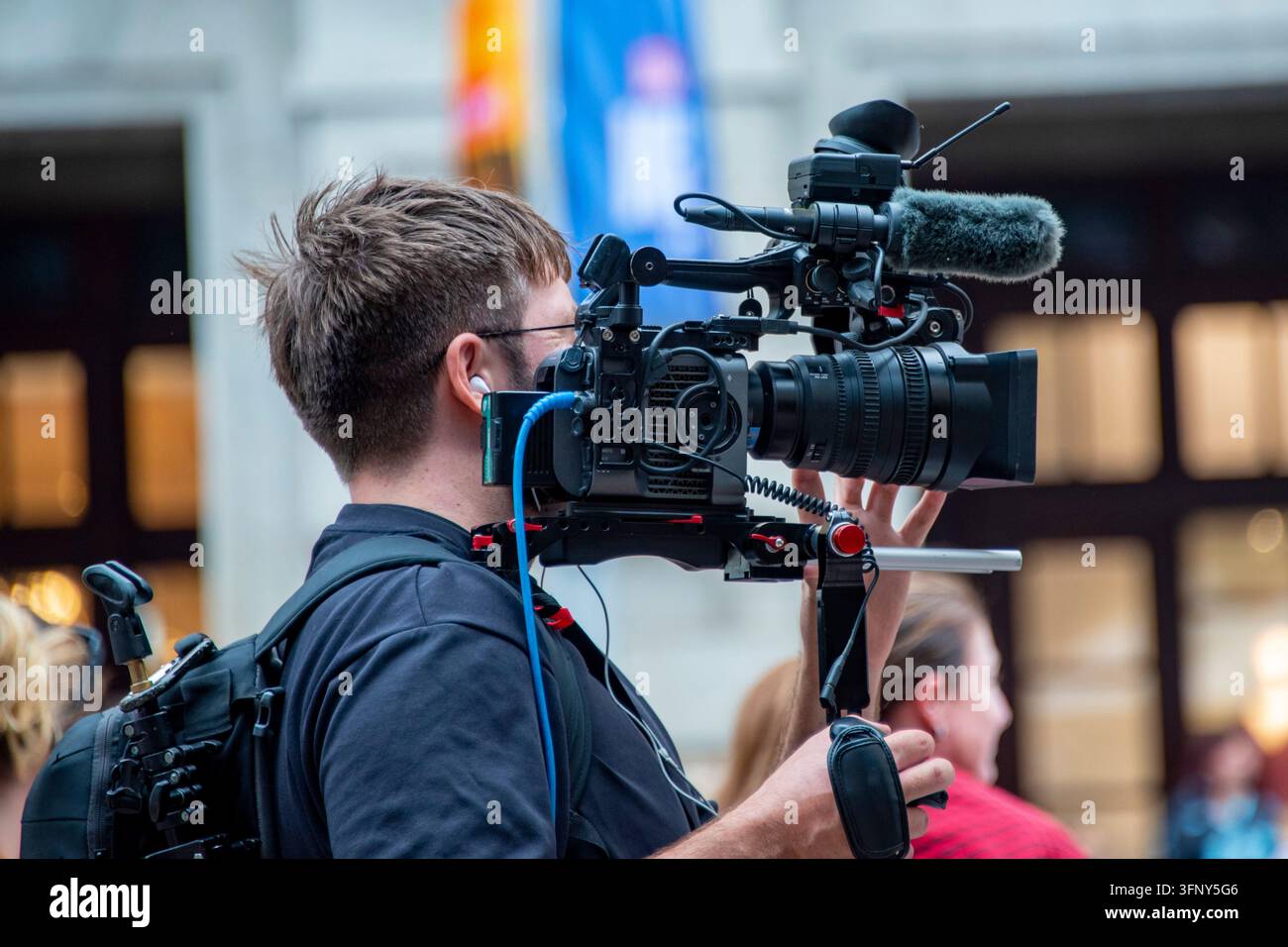 Operatore di telecamera durante un evento di protesta Foto Stock