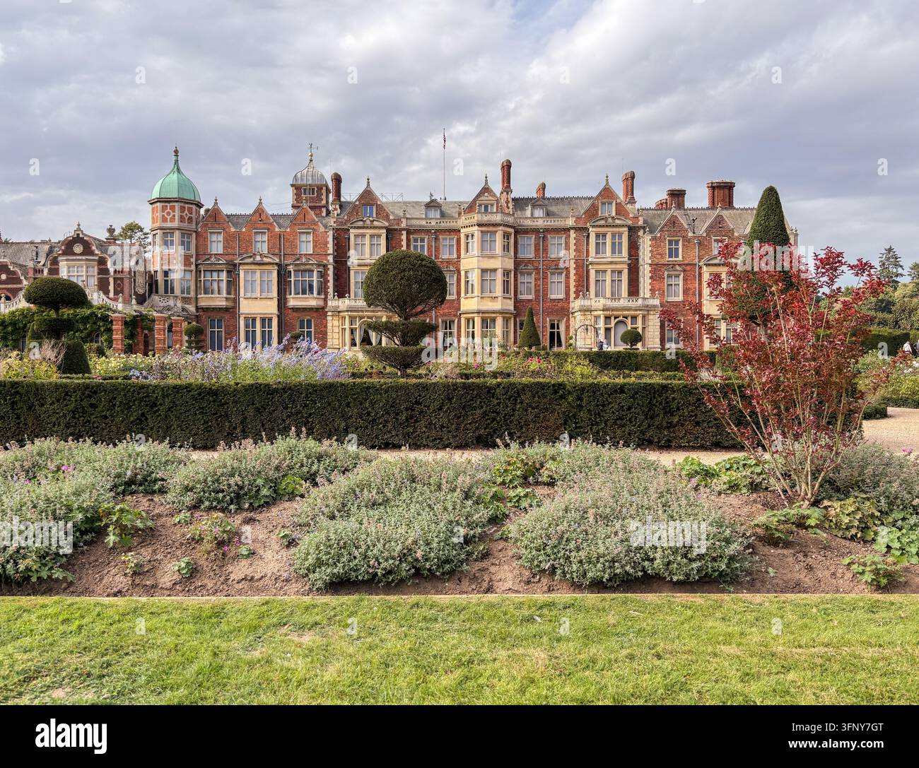 L'esterno in mattoni rossi in stile giacobino e i giardini formali di Sandringham House, Norfolk, Inghilterra, il ritiro di campagna della famiglia reale britannica. Foto Stock