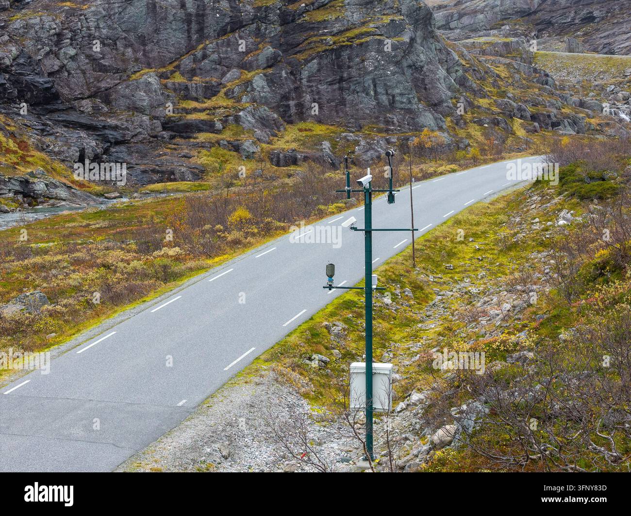 Vista aerea della strada di montagna Trollstigen che si snoda attraverso un terreno roccioso con apparecchiature di monitoraggio del traffico ad Andalsnes, More og Romsdal, Norvegia. Foto Stock