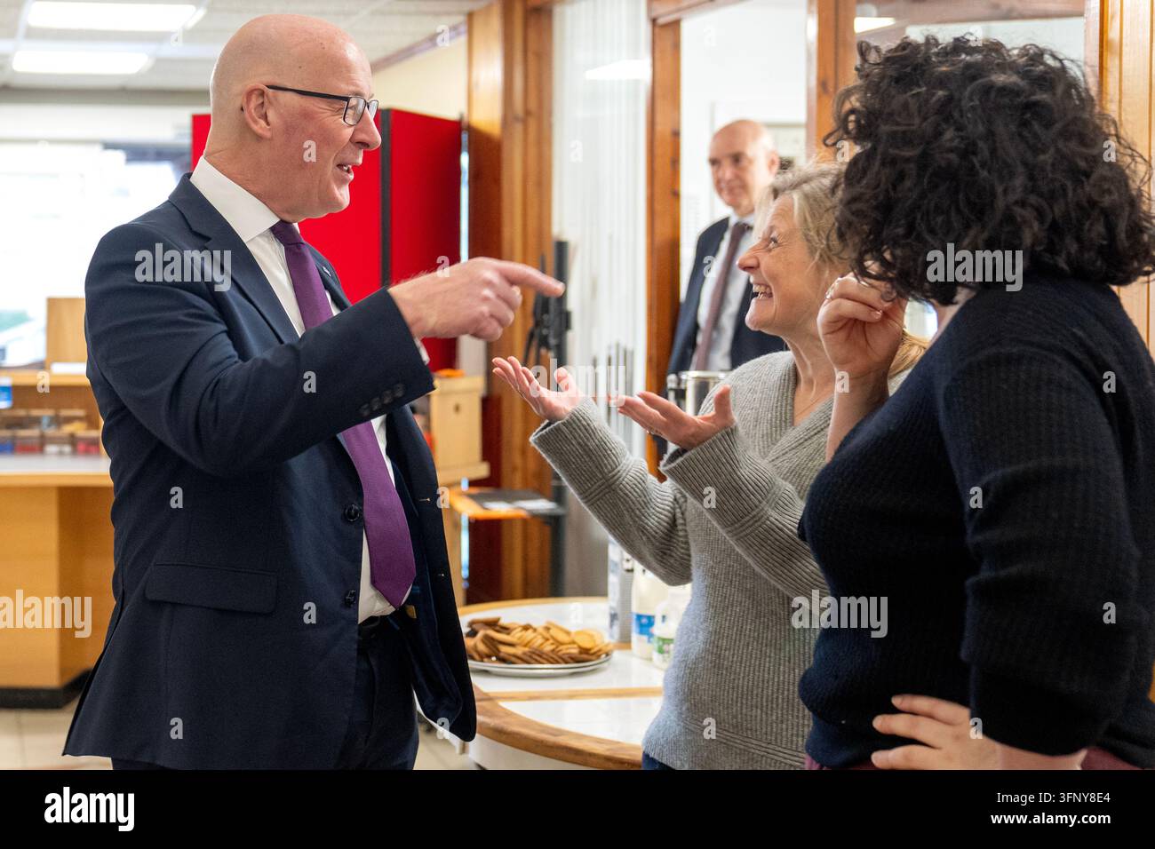 Primo ministro John Swinney con la manager Gillian Burns (a destra) e la presidente del consiglio di amministrazione Caroline Murphy (al centro) durante una visita a Crieff Connexions a Crieff per celebrare l'inizio della Settimana della Sfida alla Povertà e ascoltare come le persone della zona stanno beneficiando dei fondi Transport to Employment, che supportano i genitori nel viaggio verso il lavoro. Data della foto: lunedì 5 ottobre 2026. Foto Stock