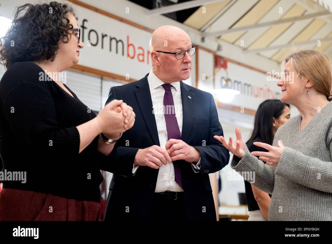Primo ministro John Swinney con la manager Gillian Burns (a sinistra) e la presidente del consiglio di amministrazione Caroline Murphy (a destra) durante una visita a Crieff Connexions a Crieff per celebrare l'inizio della Settimana della Sfida alla Povertà e ascoltare come le persone della zona stanno beneficiando dei fondi Transport to Employment, che supportano i genitori nel viaggio verso il lavoro. Data della foto: lunedì 5 ottobre 2026. Foto Stock