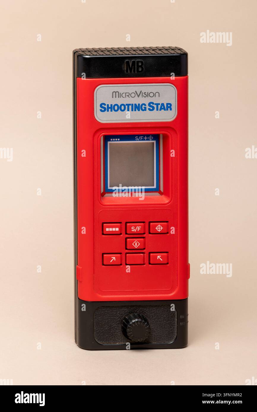 Milano, Lombardia, Italia - 30 marzo 2026: Sistema di gioco portatile Microvision vintage rosso e nero del 1979 su uno sfondo semplice Foto Stock