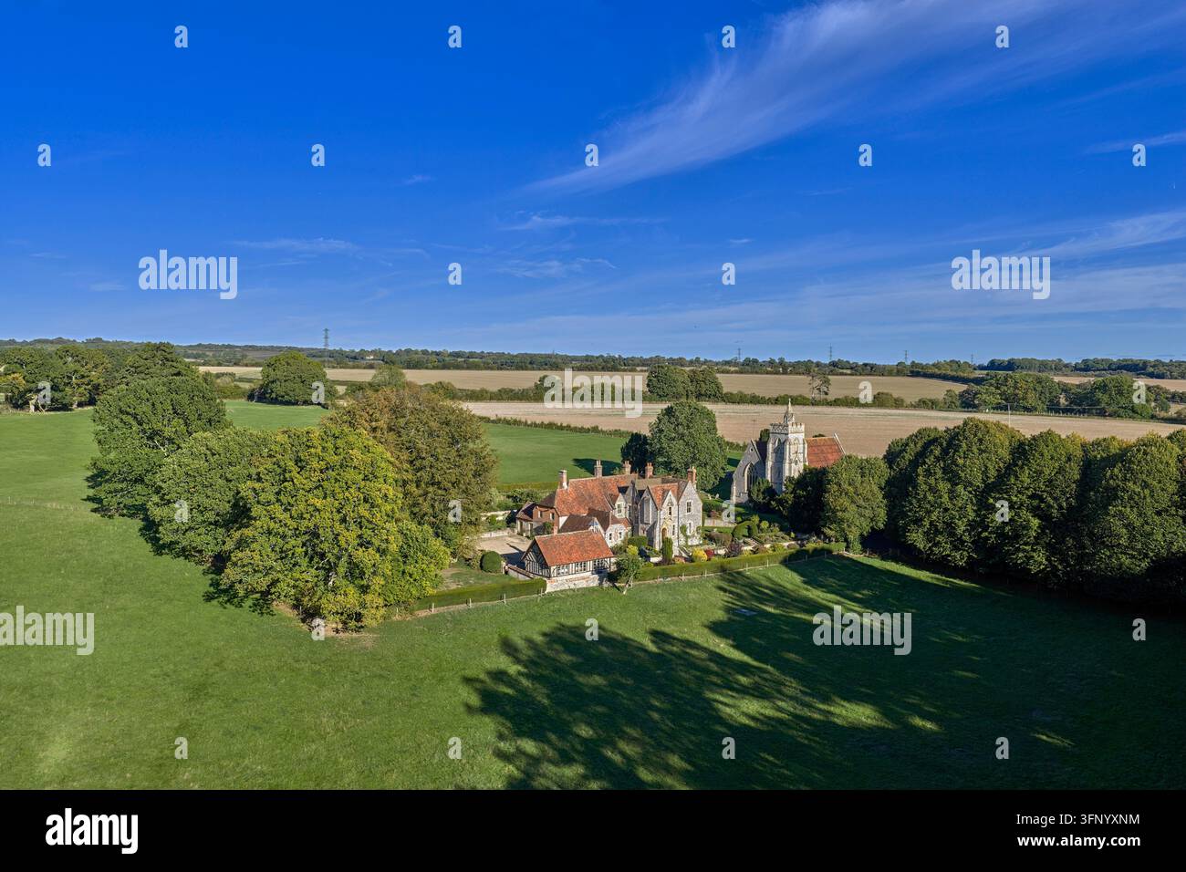Fosbury House e Christ Church (chiusi e di proprietà privata). Fosbury, Wiltshire, Inghilterra. Foto Stock