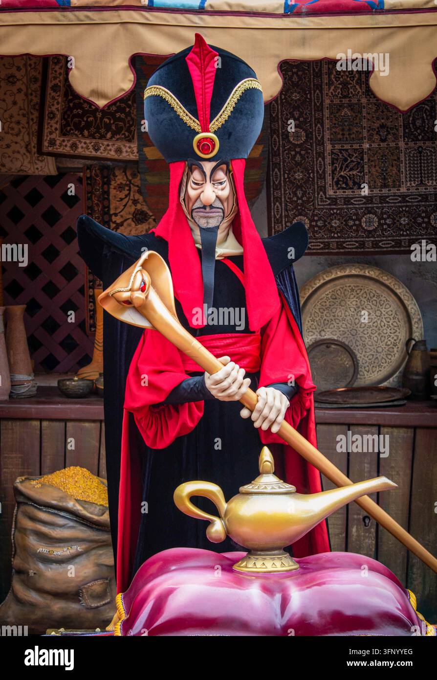 MARNE-LA-VALLÉE, FRANCIA - 01 OTTOBRE 2022: Il cattivo Jafar della Disney tiene la lampada magica durante un incontro e saluto di personaggi di Halloween al Disneyland Paris Foto Stock