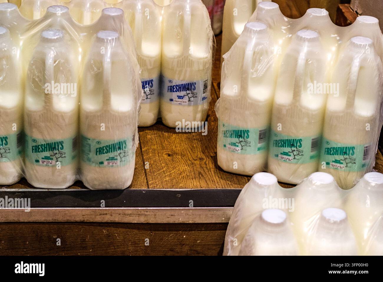 Londra, Regno Unito, 5 ottobre 2026, Latte marchiato in bottiglie di plastica, magazzino posteriore di un caffè della strada principale Foto Stock