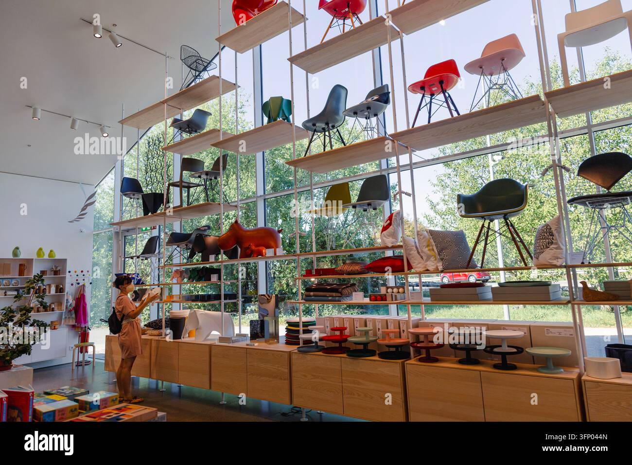 Negozio di mobili all'interno del VitraHaus al Vitra Design Museum, Weil am Rhein, Germania Foto Stock
