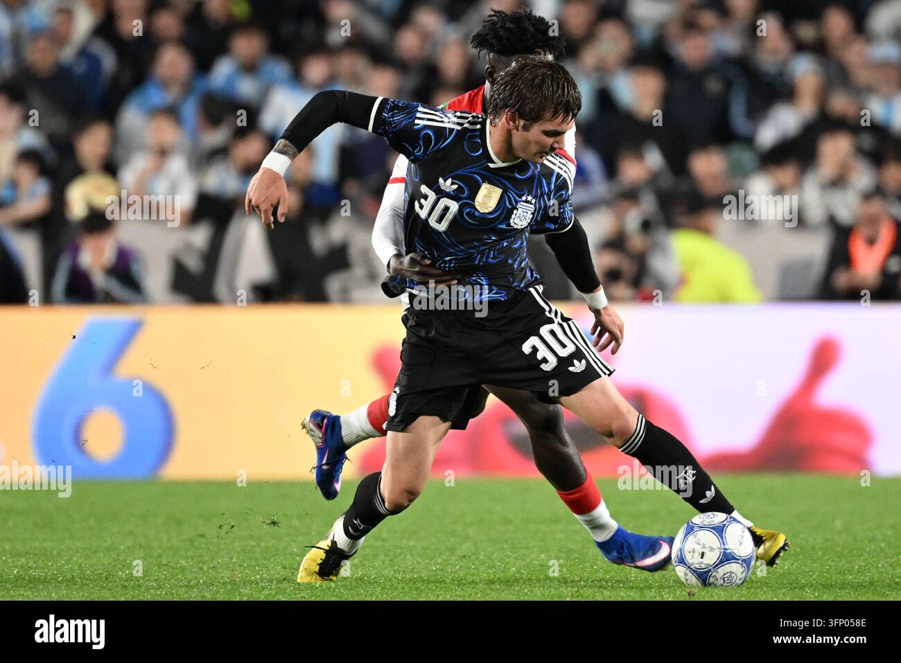 Il centrocampista argentino Franco Mastantuono (davanti) e l'attaccante burkinabé Ousmane Camara lottano per la palla durante una partita amichevole internazionale tra Argentina e Burkina Faso allo stadio Monumental di Buenos Aires il 3 ottobre 2026. (Foto di Eduardo Biscayart / PHOTOxPHOTO) Foto Stock