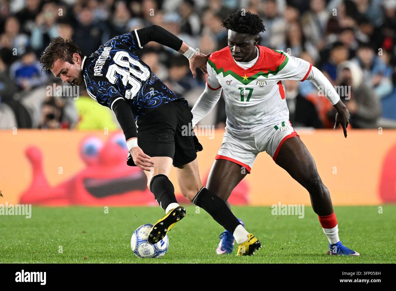 Il centrocampista argentino Franco Mastantuono (L) e l'attaccante burkinabé Ousmane Camara lottano per la palla durante una partita amichevole internazionale tra Argentina e Burkina Faso allo stadio Monumental di Buenos Aires il 3 ottobre 2026. (Foto di Eduardo Biscayart / PHOTOxPHOTO) Foto Stock