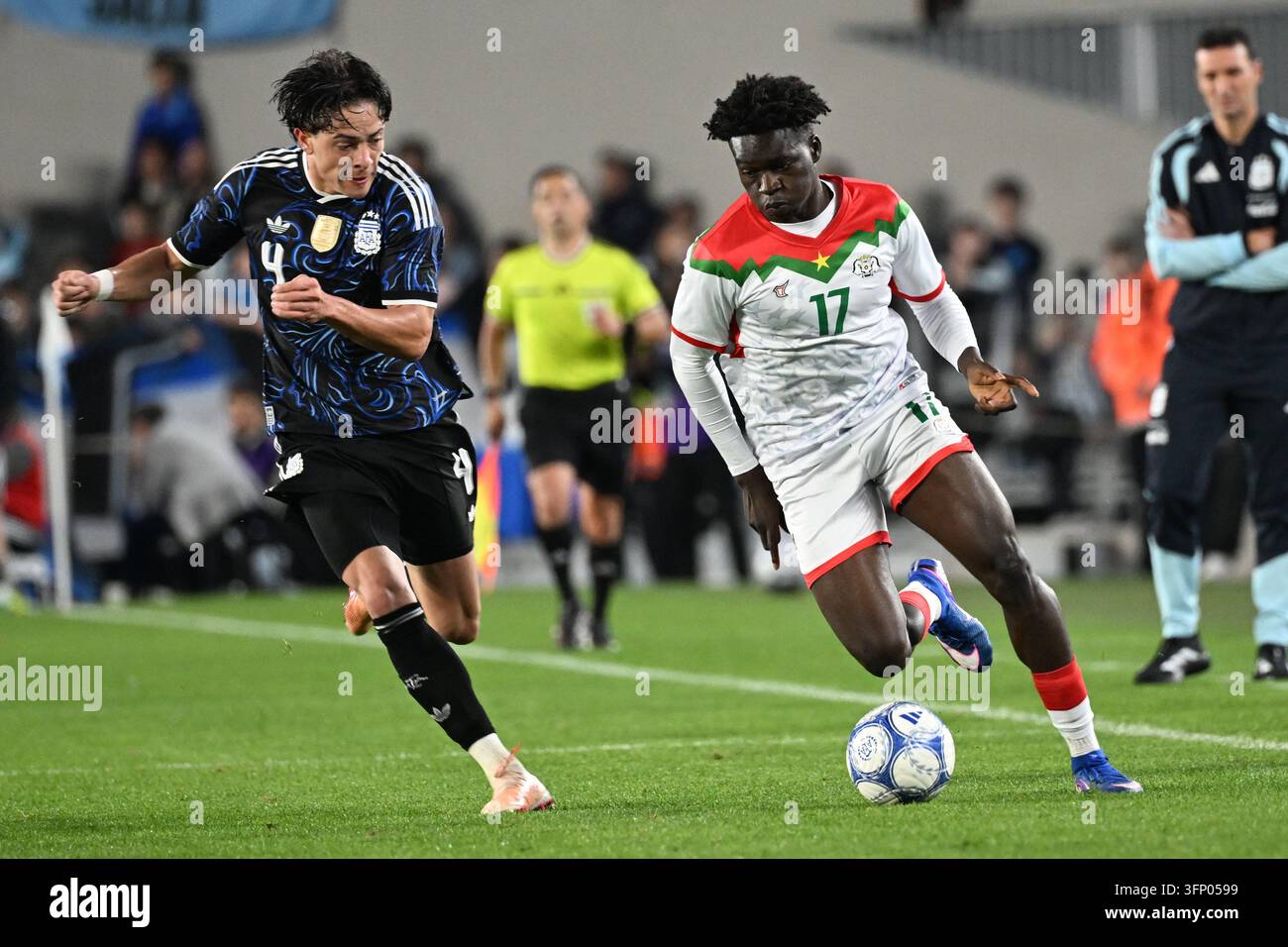 L'attaccante del Burkina Faso Ousmane Camara (R) controlla la palla superando il difensore argentino Agustin Giay durante una partita amichevole internazionale tra Argentina e Burkina Faso allo stadio Monumental di Buenos Aires il 3 ottobre 2026. (Foto di Eduardo Biscayart / PHOTOxPHOTO) Foto Stock