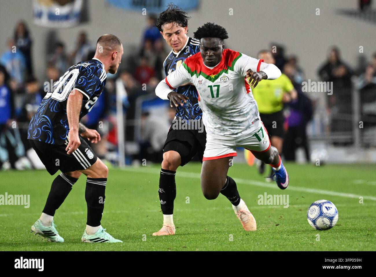 L'attaccante del Burkina Faso Ousmane Camara (D) viene fallato dal difensore argentino Agustin Giay (C) durante una partita amichevole internazionale tra Argentina e Burkina Faso allo stadio Monumental di Buenos Aires il 3 ottobre 2026. (Foto di Eduardo Biscayart / PHOTOxPHOTO) Foto Stock