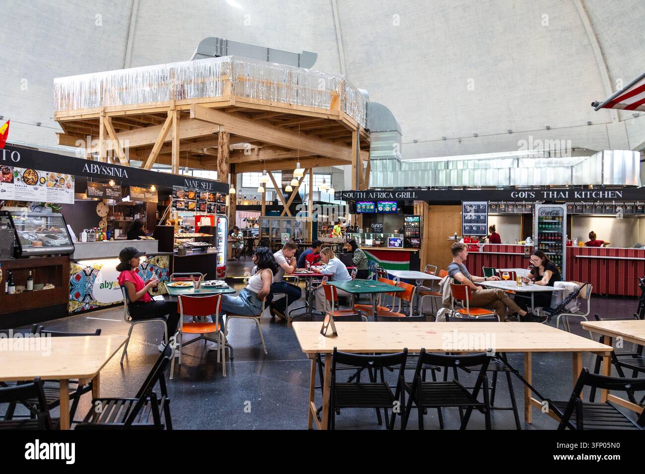 Interno della sala food Markthalle Basel, Basilea, Svizzera Foto Stock