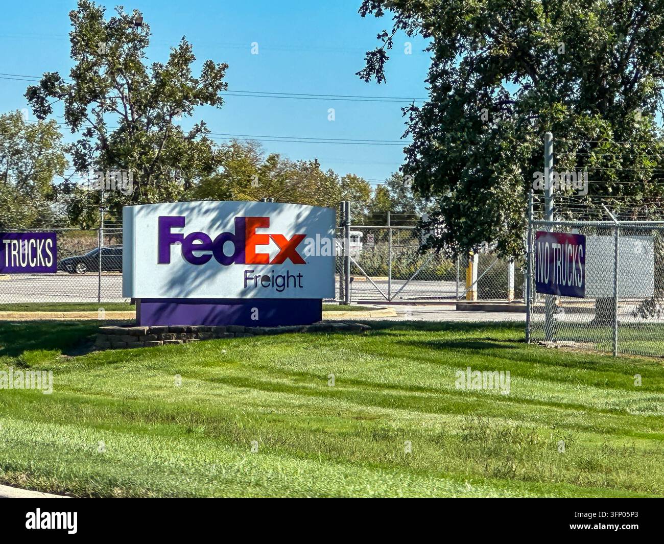 Insegna dell'ingresso della struttura FedEx Freight. Chicago Heights, IL USA. 4 ottobre 2026 - Immagine stock catturata con smartphone