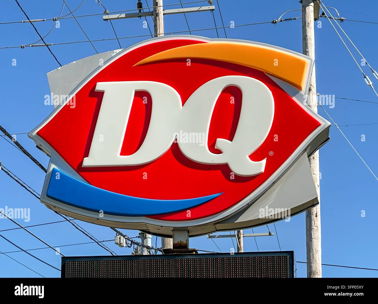 Insegna del ristorante Dairy Queen (DQ) su un cielo blu chiaro, primo piano. Dyer, IN USA - 4 ottobre 2026 - Immagine stock catturata con smartphone