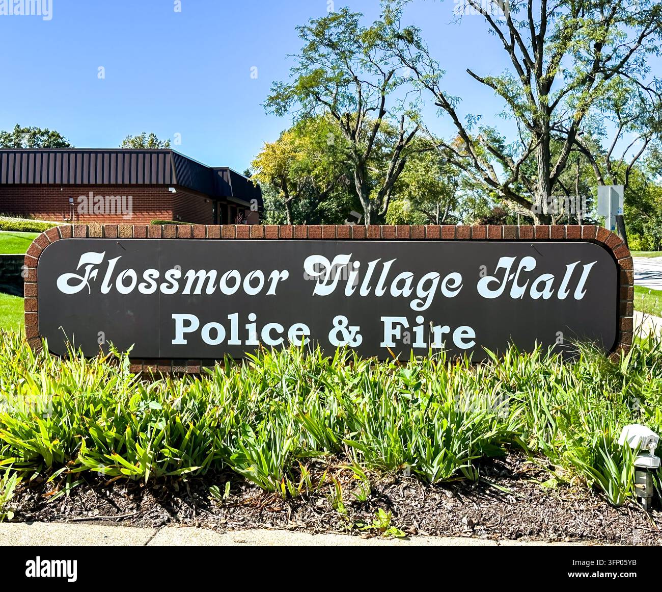Insegna dell'ingresso del Flossmoor Village Hall, edificio del dipartimento di polizia e vigili del fuoco. Flossmoor, IL USA - 4 ottobre 2026 - Immagine stock catturata con smartphone