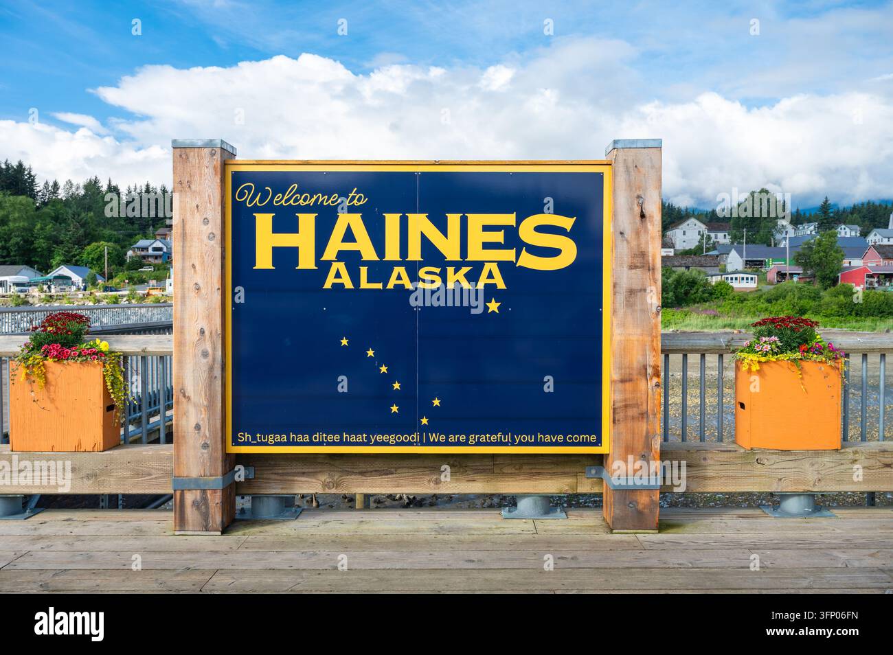 Benvenuto al cartello di Haines Alaska su un molo di legno al porto delle crociere. Foto Stock