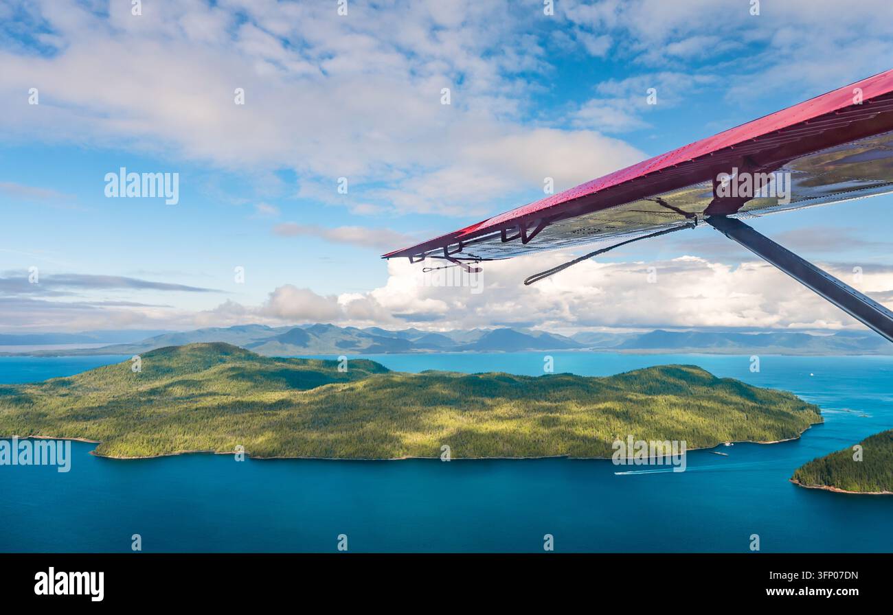 Volo panoramico in idrovolante sopra isole verdi e acqua blu vicino a Ketchikan, Alaska. Vista aerea. Foto Stock