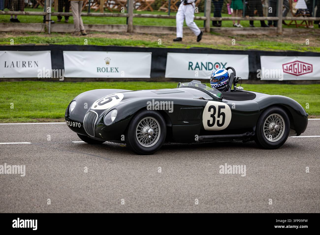 Automobile da corsa Jaguar C-Type verde scuro numero 35 in competizione al Goodwood Revival sul circuito motoristico di Goodwood, nel West Sussex. Foto Stock