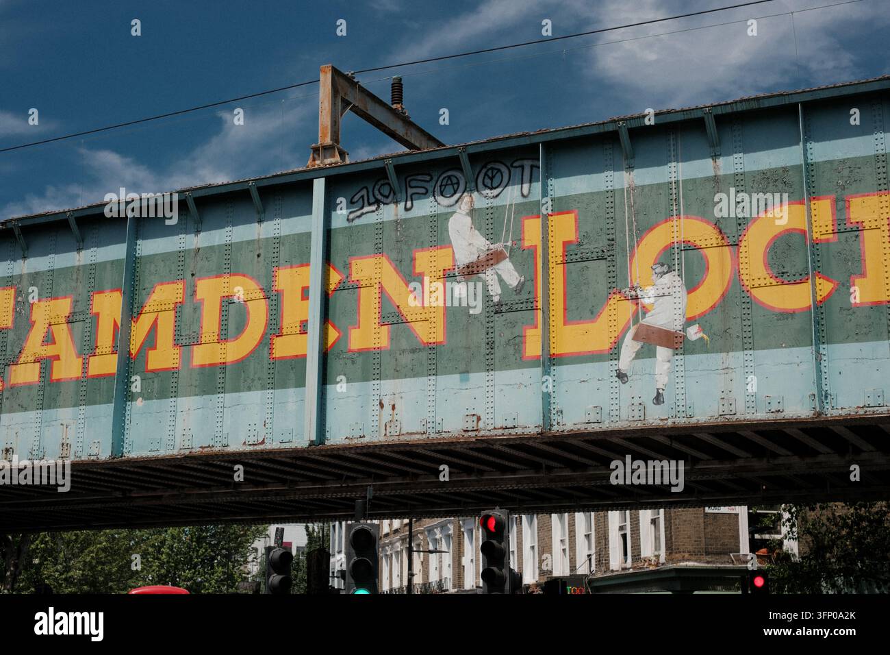 Camden Lock — movimento, colore e strati sopra la strada. Scattato durante un viaggio a Londra per visitare un amico. Mentre si cammina per Camden Foto Stock