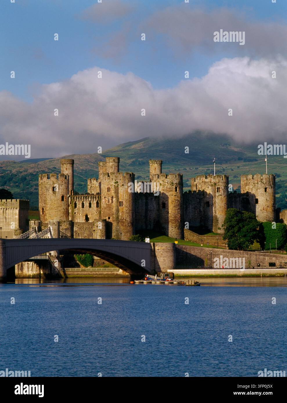 Vista verso sud-ovest sull'estuario del fiume Conwy (Afon Conwy) verso il Conwy Castle, Galles, Regno Unito, costruito nel 1283-87 da Maestro James di San Giorgio per Edoardo I d'Inghilterra. Foto Stock