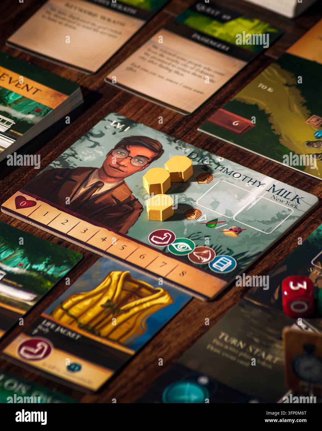 Queretaro, Queretaro, 09 09 2026. Vista ravvicinata di gettoni di legno, carte del giocatore, carte degli eventi, regolamento e componenti di un gioco da tavolo avventuroso disposti su Foto Stock