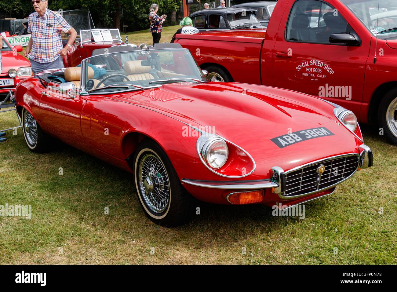 Roadster Jaguar E-Type Serie 3 rosso, vista frontale all'aperto in un'esposizione di auto classiche al museo Woodhorn di Northumberland Foto Stock