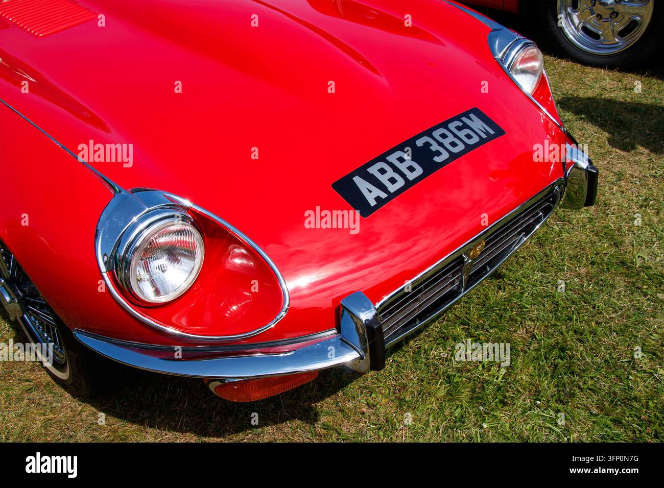 Roadster Jaguar E-Type Serie 3 rosso, vista frontale all'aperto in un'esposizione di auto classiche al museo Woodhorn di Northumberland Foto Stock