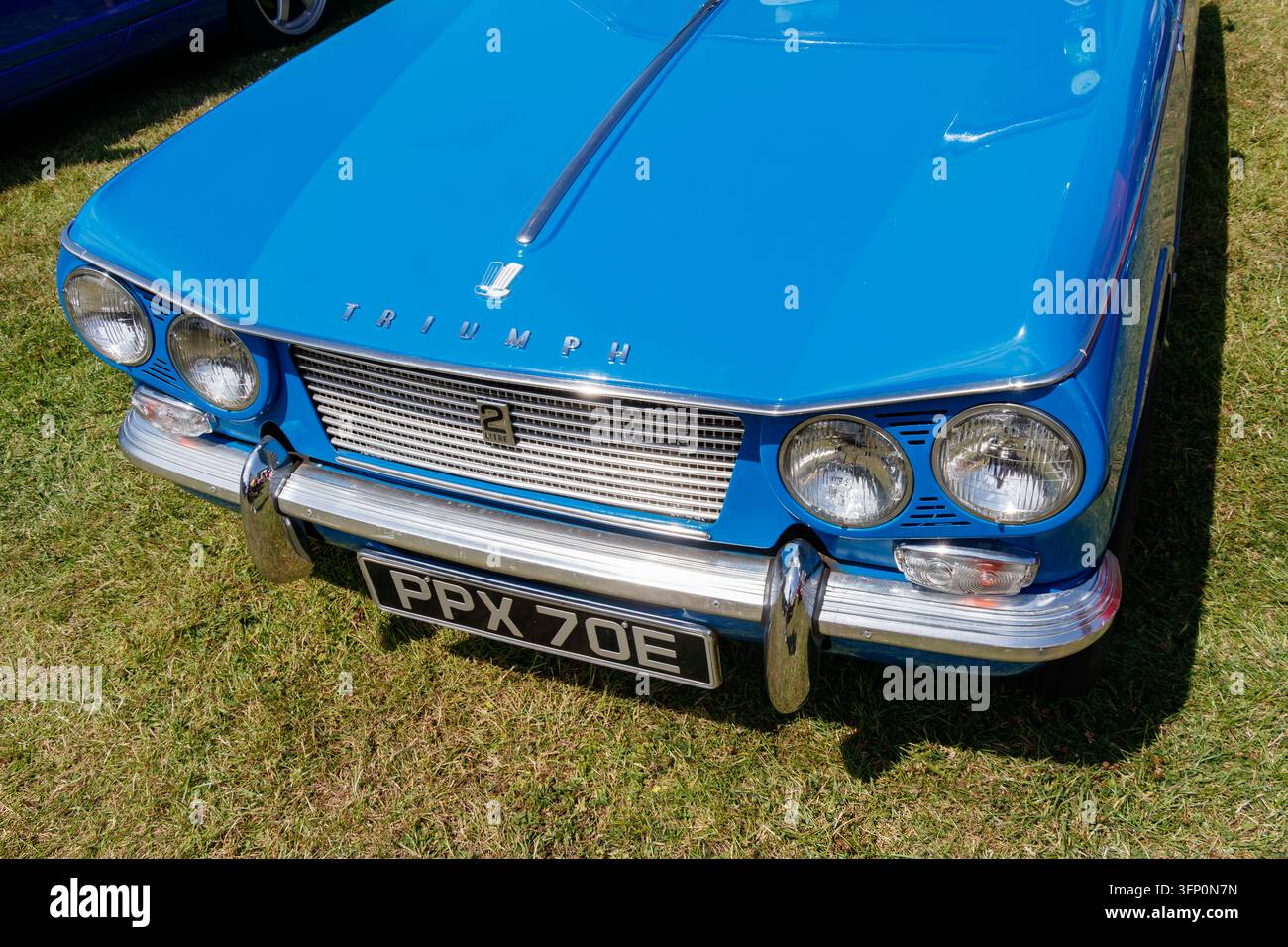 Ante di un'auto blu Triumph 2000 in Inghilterra a una mostra di auto classiche al museo di Woodhorn nel Northumberland Foto Stock