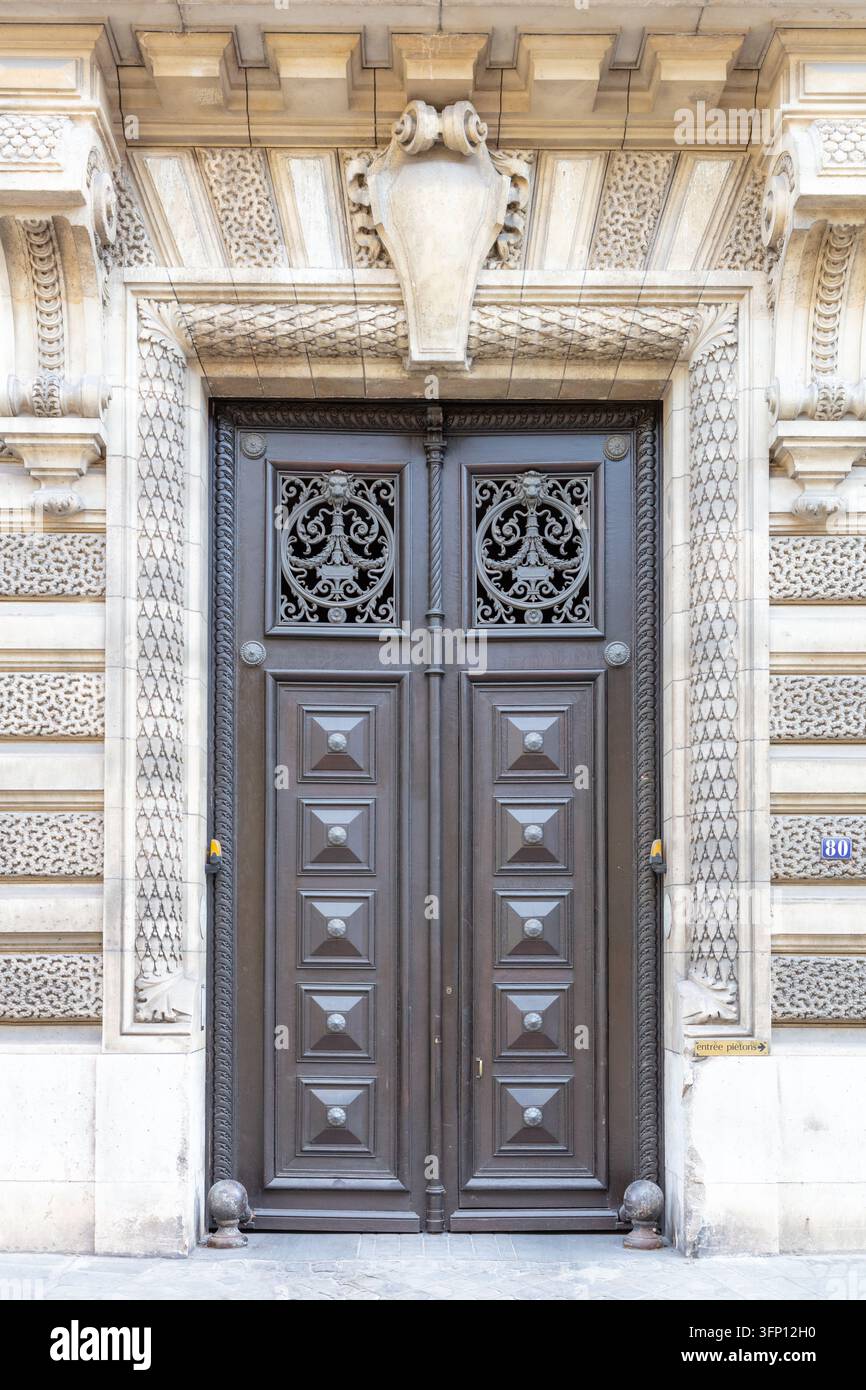 Porte d'ingresso verdi verso un edificio nell'8° arrondissement, Parigi, Île-de-France, Francia porte doppie all'ingresso dell'edificio a Saint-Germain-des-Prés, Parigi Foto Stock