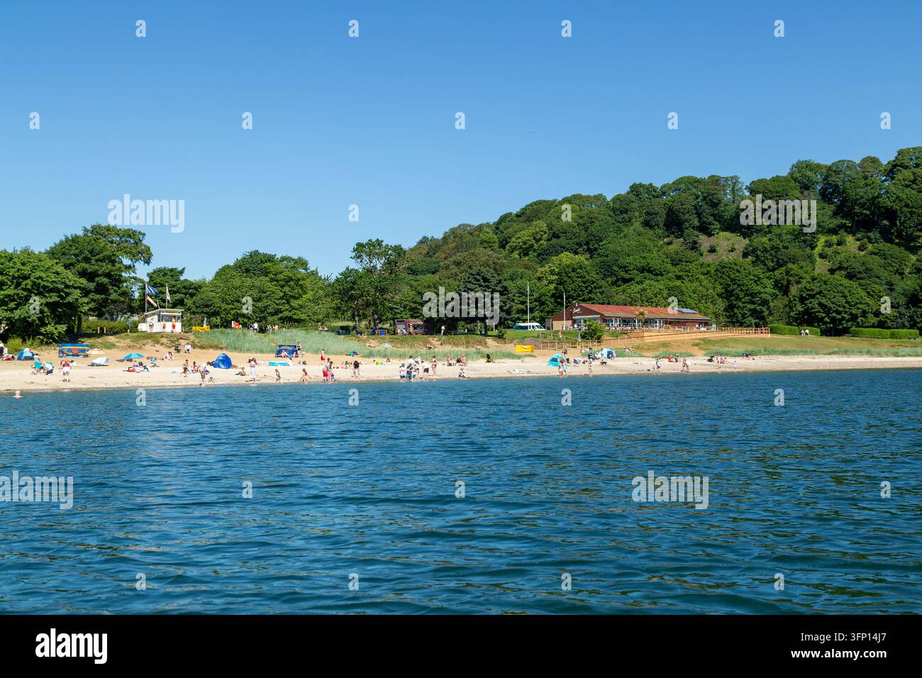 Spiaggia di Silver Sands vista dal mare in una calda giornata estiva a giugno, Aberdour, Fife, Scozia Foto Stock