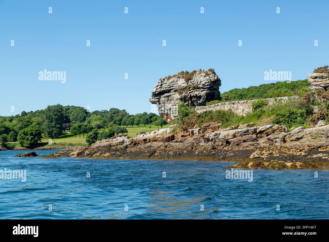 Bell Rock o Bellhouse Rock lungo la costa di Fife vicino ad Aberdour, Fife, Scozia Foto Stock