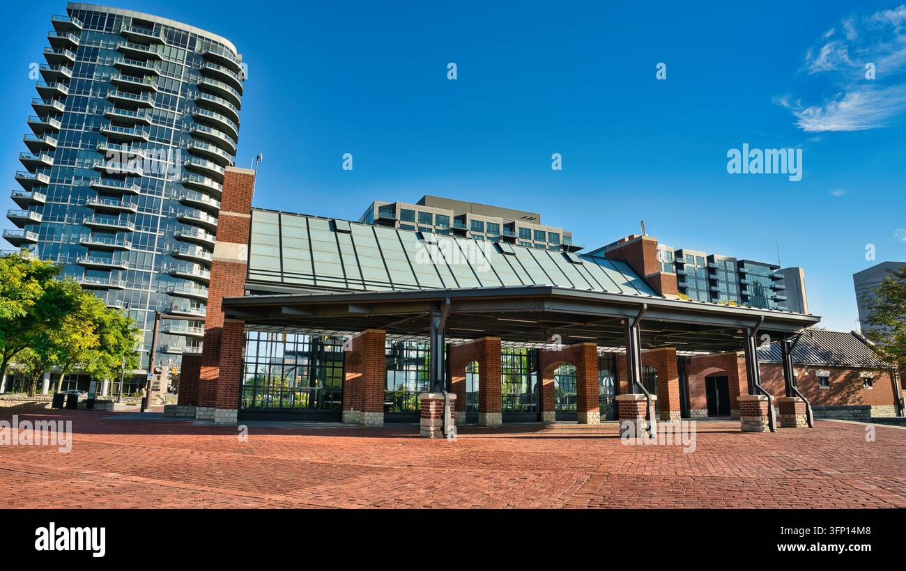 North Bank Park lungo la Scioto Mile, sito della vecchia casa delle pompe della prigione di Stato dell'Ohio. Padiglione del North Bank Park, Columbus Oh 2026 Foto Stock
