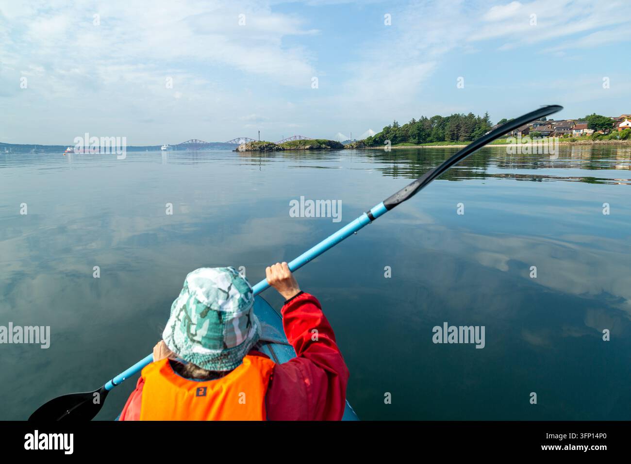 Una prospettiva in prima persona da un kayak blu del Firth of Forth in una giornata tranquilla vicino a Dalgety Bay, Fife Foto Stock