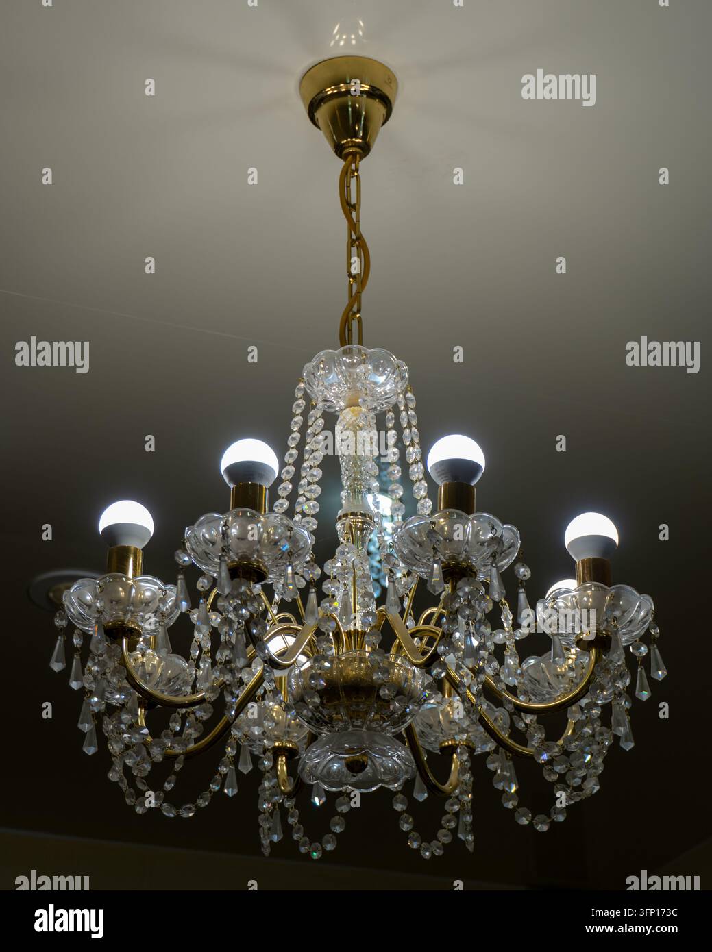Luce a soffitto in cristallo di lusso con lampadine appese dal soffitto Foto Stock