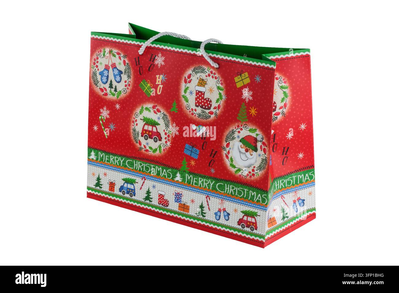 Busta regalo in carta rossa isolata su uno sfondo bianco pulito, adatta per acquisti festivi, doni, regali di Natale, imballaggio, festosa Foto Stock