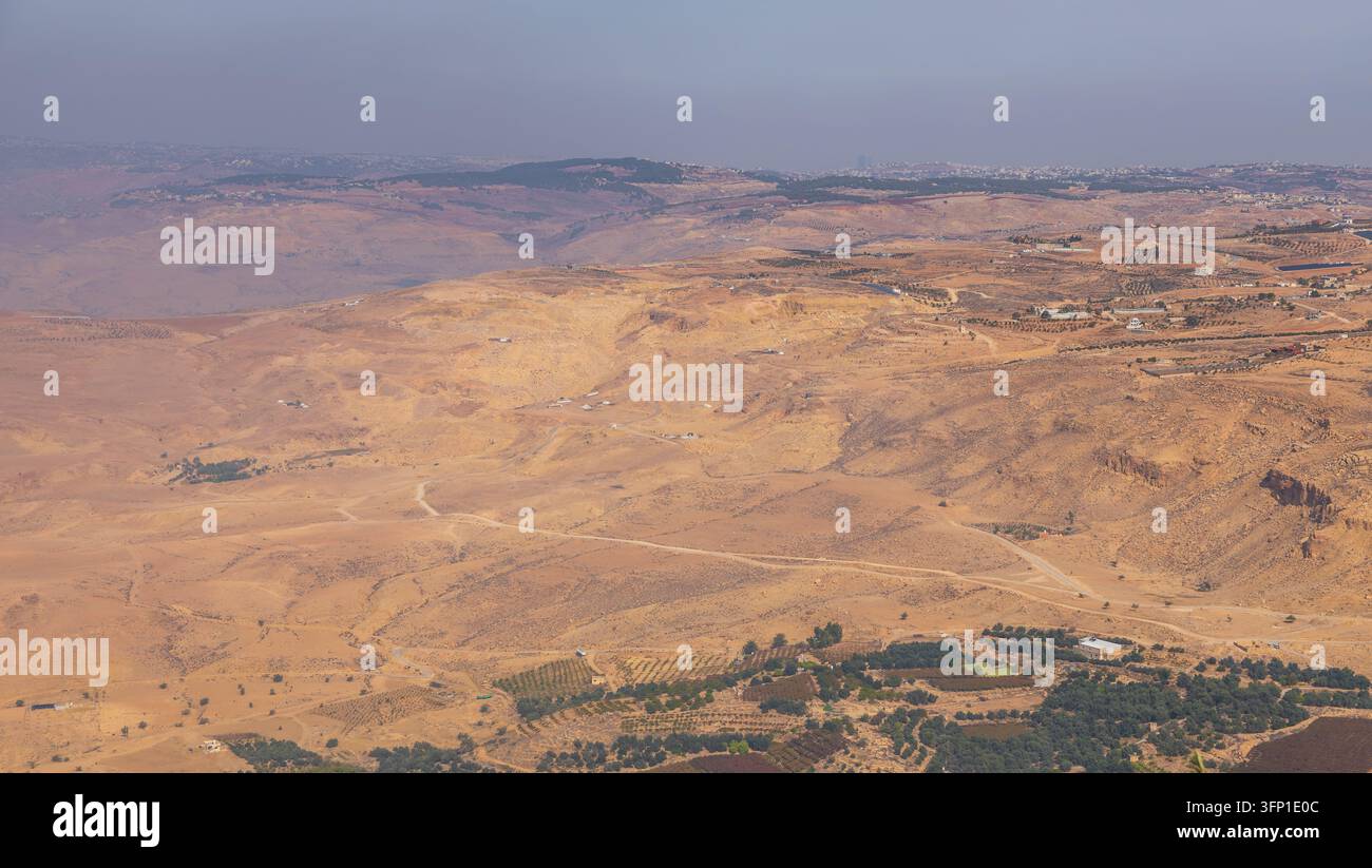 Vista aerea del Monte Nebo che si affaccia sulle colline aride e ondulate e sul paesaggio desertico della Valle del Giordano nel sottodistretto di Faisaliah, governatorato di Madaba Foto Stock