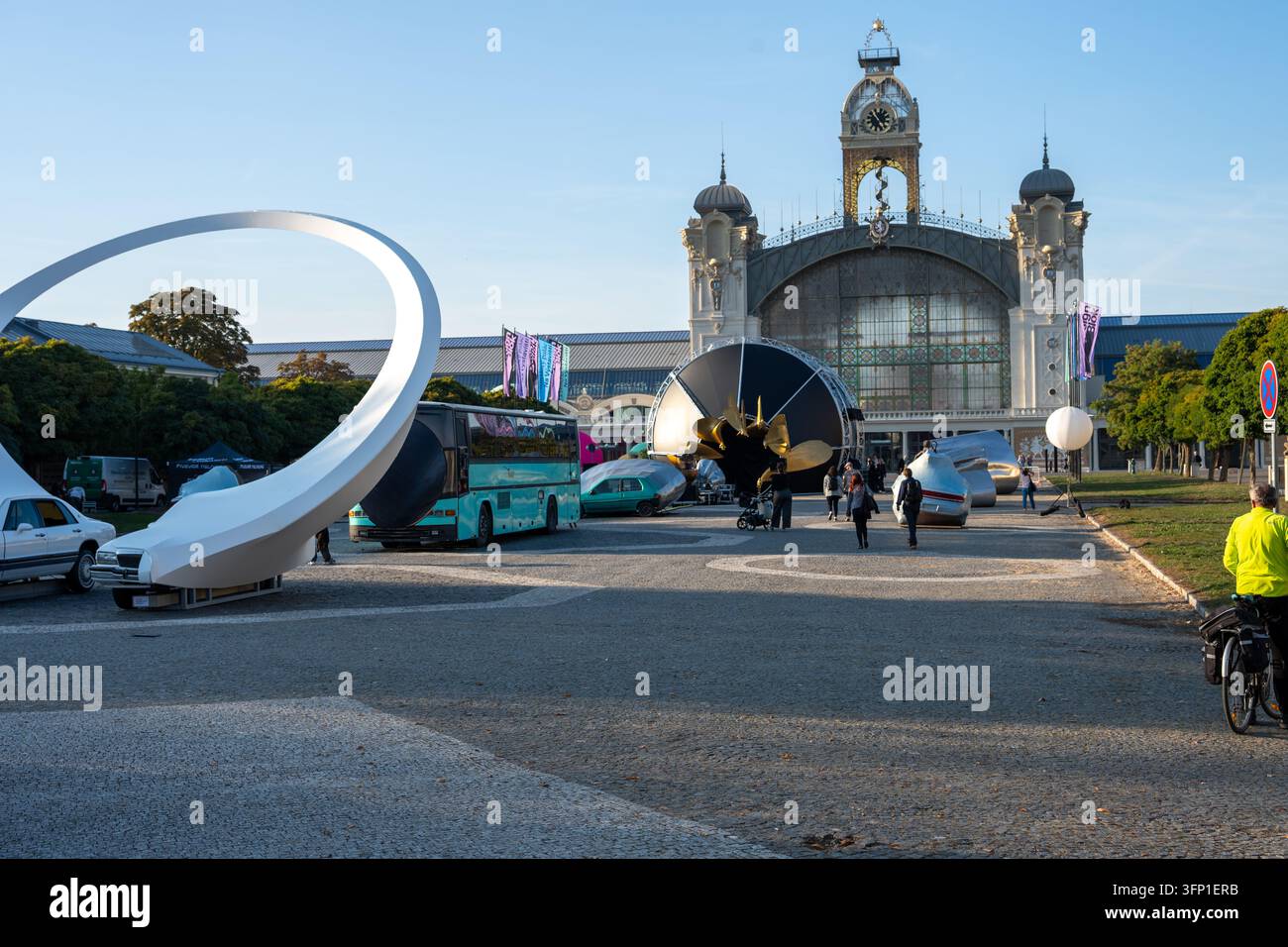 Grandi installazioni scultoree e opere d'arte basate su veicoli riempiono la piazza davanti al Palazzo Industriale per Designblok 2026. Praga, Repubblica Ceca Foto Stock