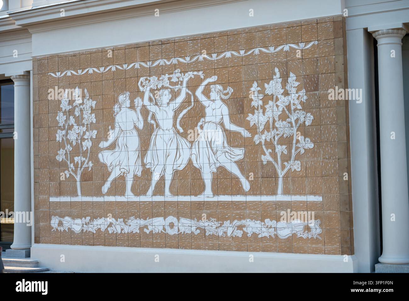 Affresco decorativo con figure femminili danzanti sulla facciata del Palazzo Industriale ai Giardini Espositivi di Praga. Foto Stock